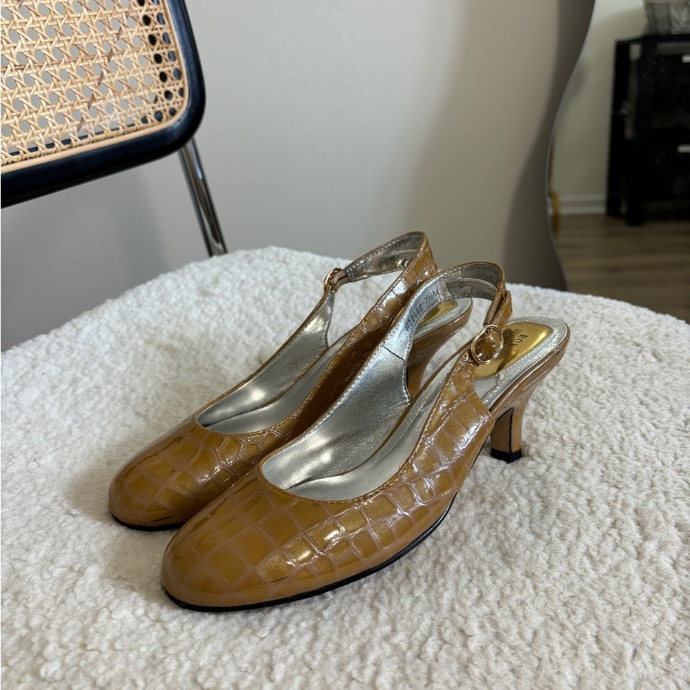 Vintage Caramel Kitten Heels